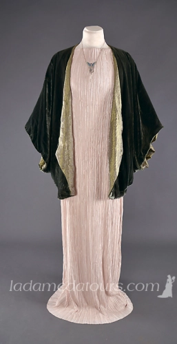 Robe "Delphos"inspirée de Fortuny, veste en velours de soie