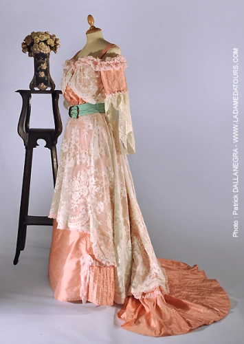 Robe de bal, vers 1905, soies et dentelle